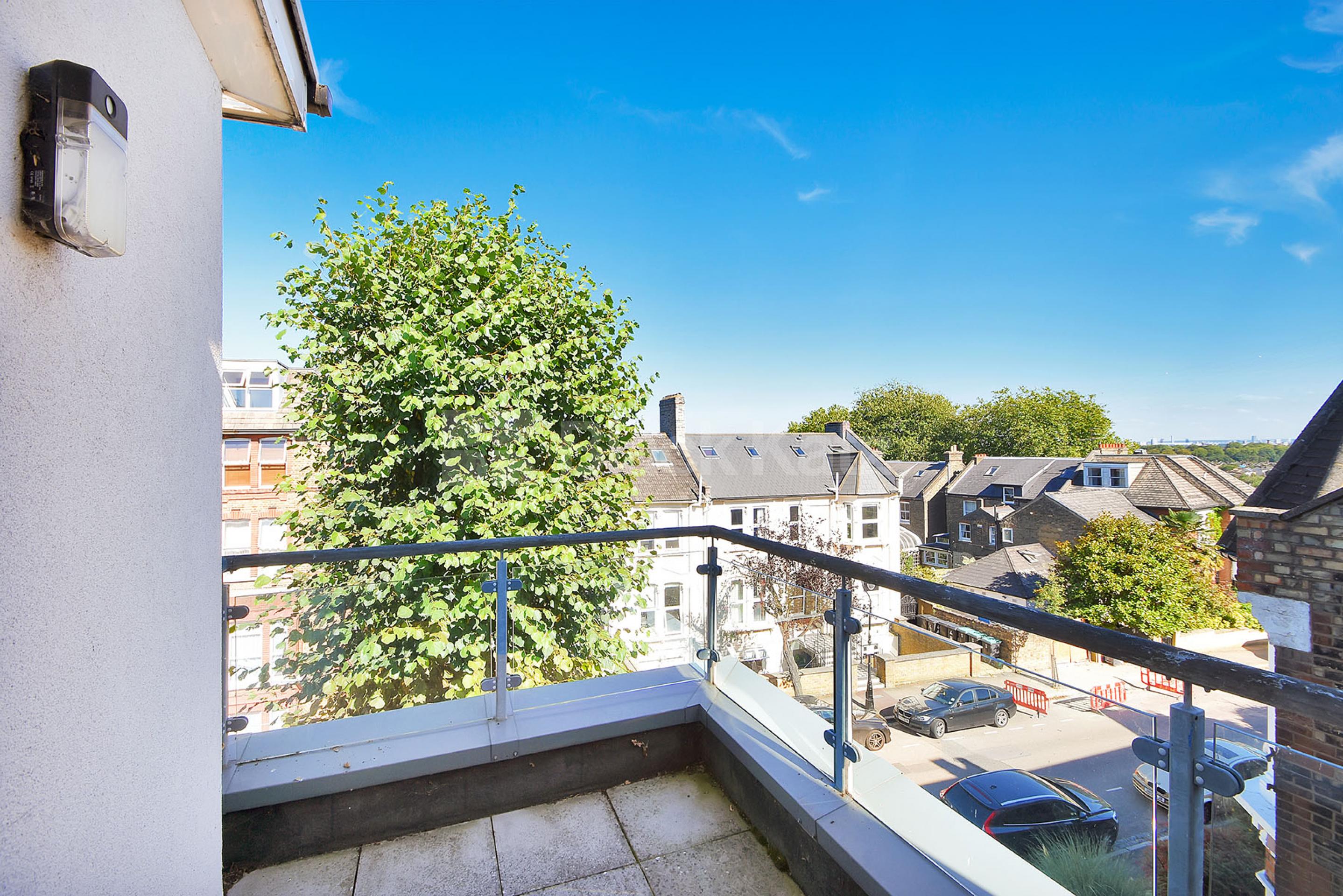 			Stunning Two Bedroom Property With roof Terrace !, 2 Bedroom, 1 bath, 1 reception Apartment			 Womersley Road, Crouch End N8